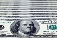Dolar oslabuje, obchodníci se vyhýbají rizikovým transakcím