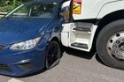 Zuřivost na německé dálnici. Vybržděný kamioňák hrnul modrý Seat až do Lucemburska