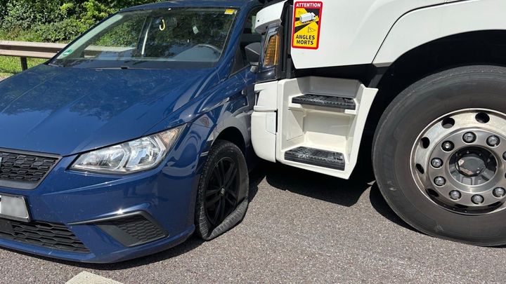 Zuřivost na německé dálnici. Vybržděný kamioňák hrnul modrý Seat až do Lucemburska
