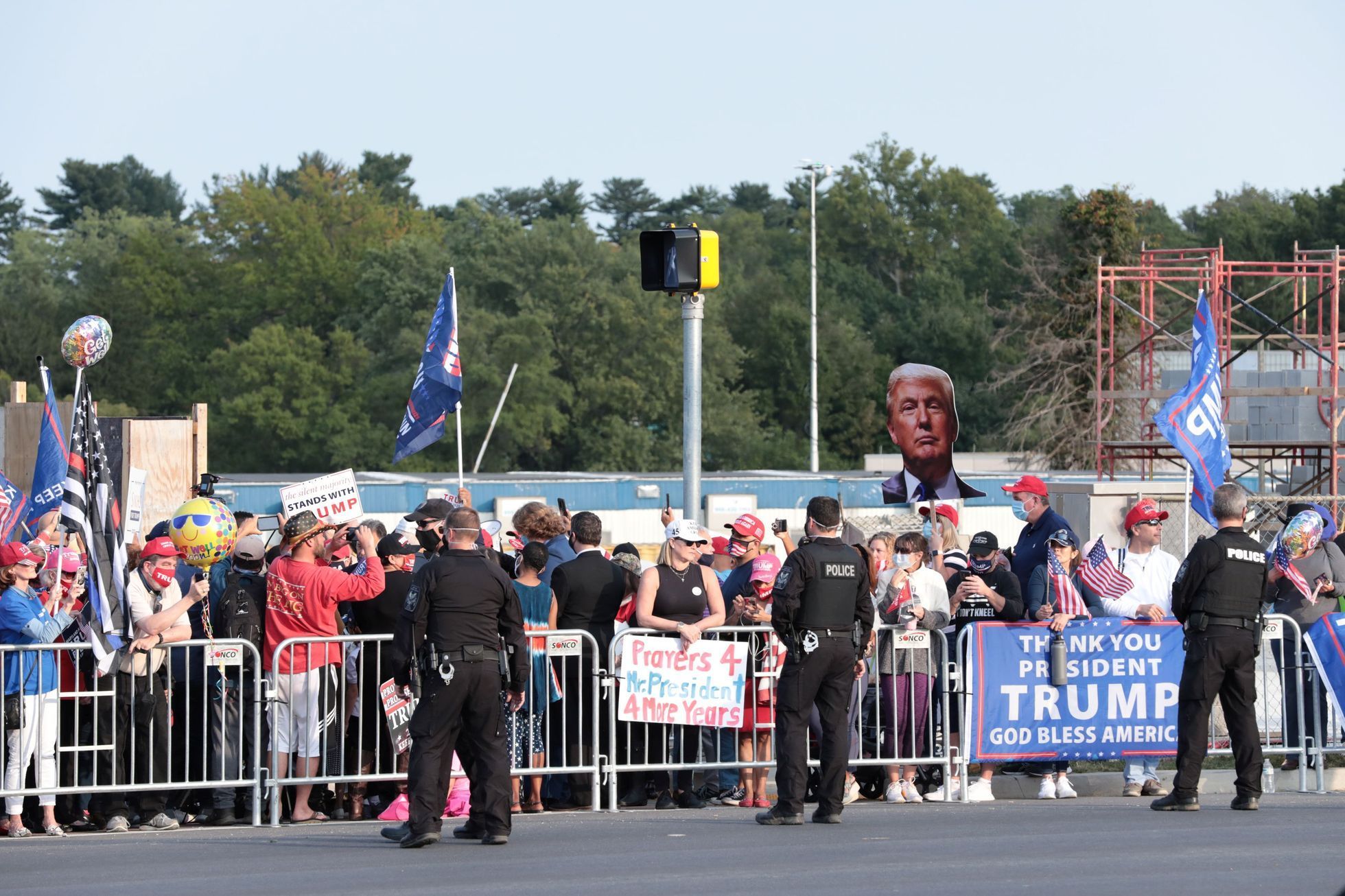 donald trump koronavirus projížďka nemocnice