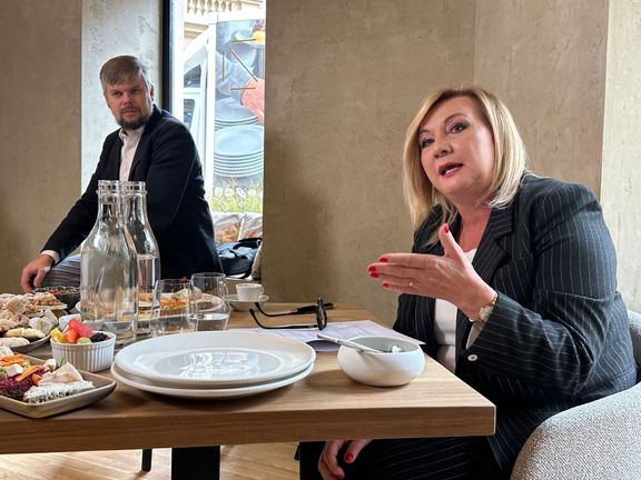 Předsedkyně poslaneckého klubu ANO Alena Schillerová při setkání s majiteli restaurací, kdy podpořila jejich návrh na osvobození spropitného od zdanění.