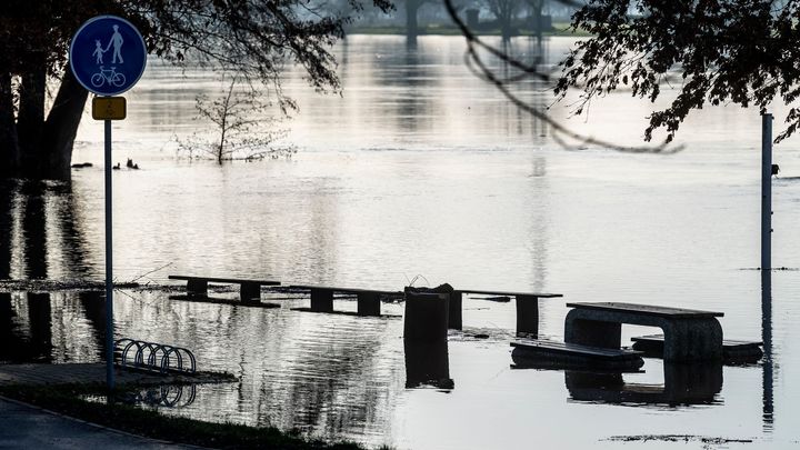 Meteorologové zrušili pro část Česka výstrahu před povodněmi, riziko trvá na Labi