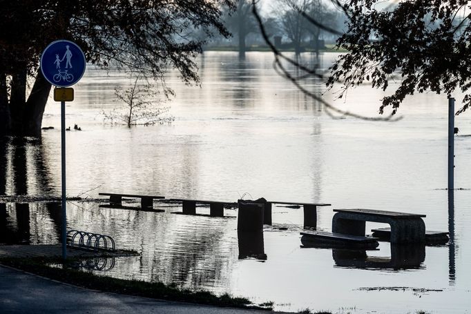 Zaplavená cyklostezka u Labe v Křešicích, 27. prosince 2023, Litoměřicko.