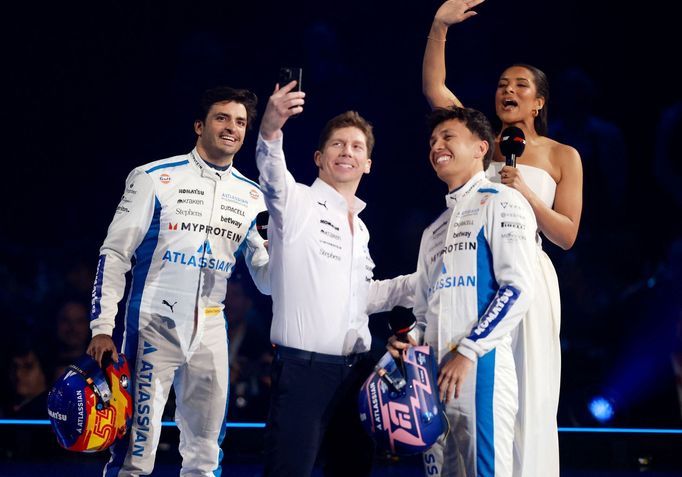 Zahájení sezony F1 75: šéf týmu F1 Williams James Vowles a piloti Carlos Sainz junior a Alexander Albon