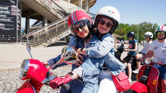 Italské vosy opět v Praze. Na sraz skútrů Vespa přijel rekordní počet strojů