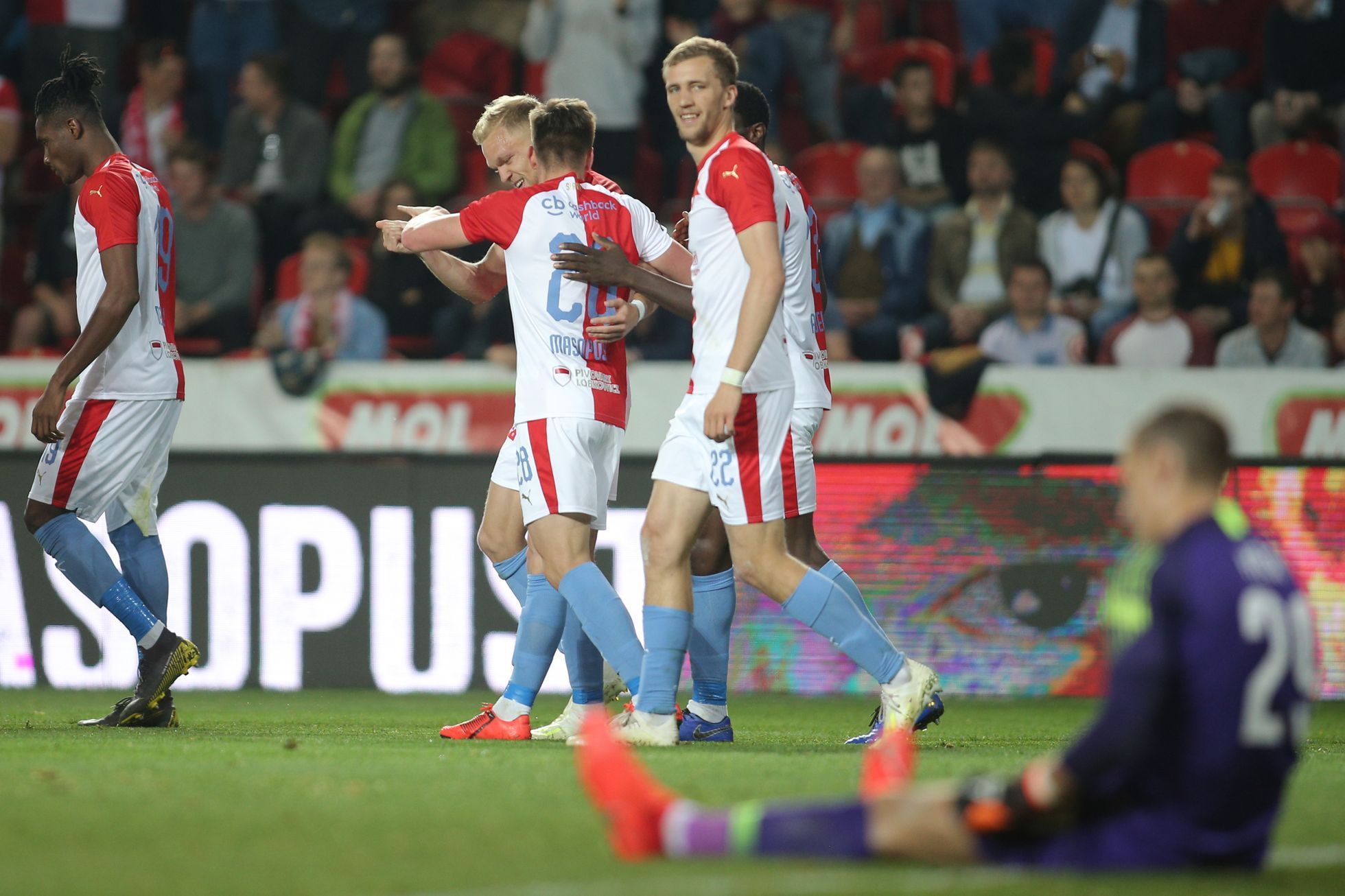 Semifinále MOL Cupu 2018/19, Slavia - Sparta: Fotbalisté Slavie oslavují gól na 3:0.