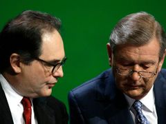 Bývalý a současný šéf UBS: Marcel Ospel a Peter Kurer (vlevo)