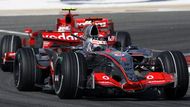 Fernando Alonso s McLarenm jede ve Velké ceně Bahrajnu před pilotem Ferrari Kimi Räikkönenem.