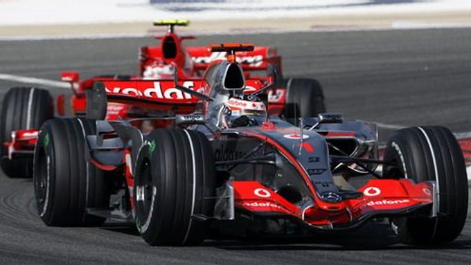 Fernando Alonso s McLarenm jede ve Velké ceně Bahrajnu před pilotem Ferrari Kimi Räikkönenem.