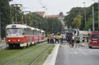 V Praze se srazila tramvaj s nákladním autem. Pět lidí je zraněno, škoda přes půl milionu