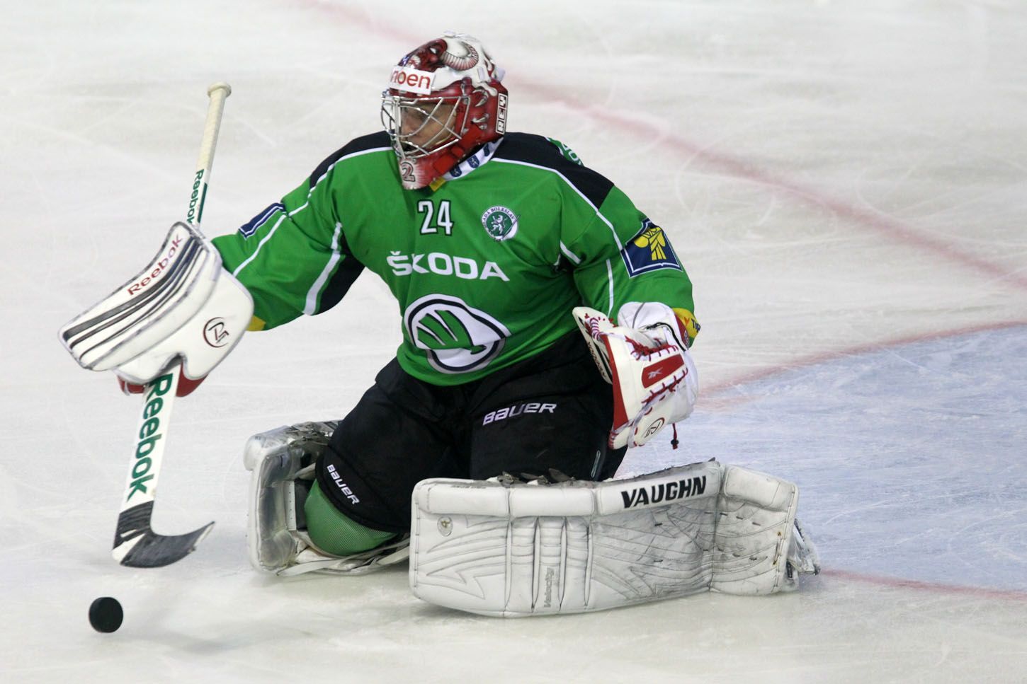 Mladoboleslavský hokejový brankář Vlastimil Lakosil chytá střelu Kladna v přípravném utkání před sezónou 2012/13.