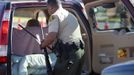 A Los Angeles County Sheriff's deputy takes in guns from motorists trading them in at the 'Gifts for Guns' gun buyback in Compton, California, January 21, 2013. People can trade in their guns anonymously and with no questions asked in exchange for $200 gift cards for assault weapons, $100 gift cards for shotguns, handguns and rifles, and $50 for non-operational firearms. U.S. President Barack Obama is pushing to address controversial issues surrounding gun violence and regulation as he begins his second term in office. REUTERS/David McNew (UNITED STATES - Tags: POLITICS SOCIETY) Published: Led. 21, 2013, 10:52 odp.