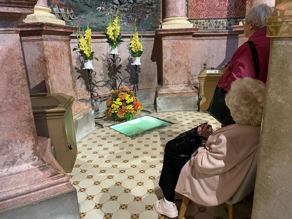Po každé mši míří lidé za hlavní oltář, kde je velký výjev toho, jak odtud Marie ve 13. století vyhnala Tatary.