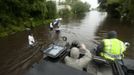 Slidell Police Department Swat officer Eddie Lamulle (L) and detective Jeff Theriot look for residents to evacuate from the Olde Towne area after Hurricane Isaac passed through Slidell, Louisiana, August 30, 2012. REUTERS/Michael Spooneybarger (UNITED STATES - Tags: ENVIRONMENT DISASTER TPX IMAGES OF THE DAY) Published: Srp. 30, 2012, 8:28 odp.