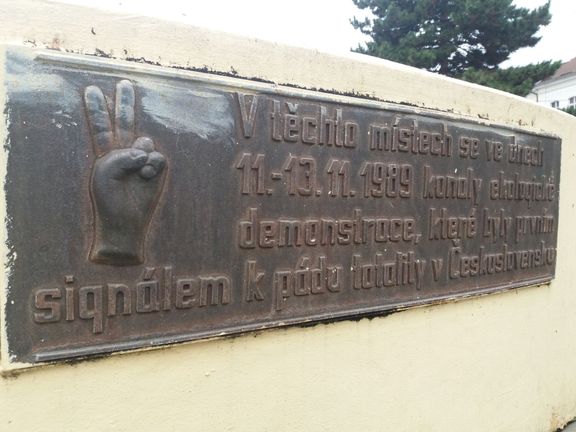 Nápis na kašně na Benešově náměstí, který připomíná události před 30 lety.
