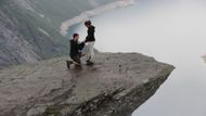 Další věhlasná vyhlídka Trolltunga neboli trollí jazyk. Kdoyž jsme u ní byli, jedna německá slečna přímo nad srázem dostala nečekanou nabídku k sňatku. Řekla ano.