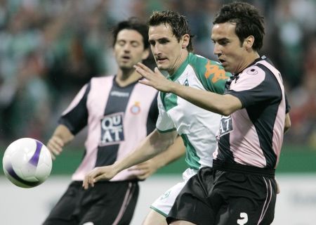 Miroslav Klose v souboji s Davidem Garciou
