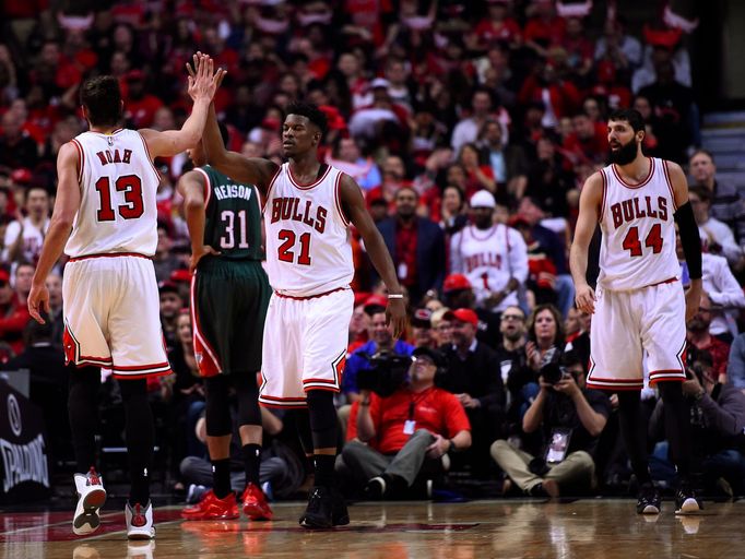 NBA, Milwaukee-Chicago: Jimmy Butler (21) a Joakim Noah (13)