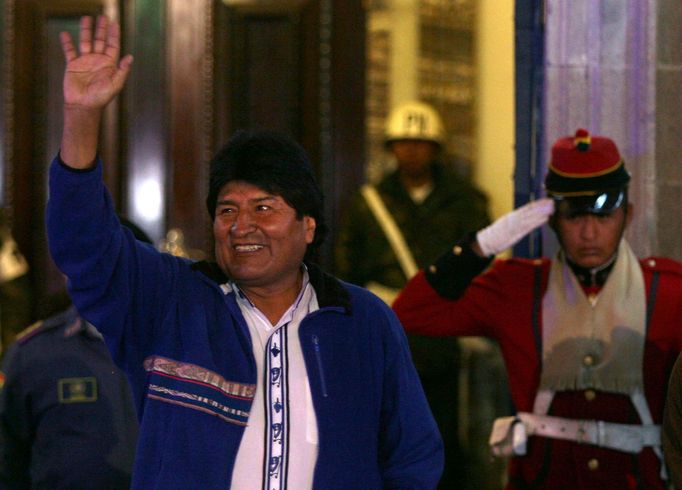 Evo Morales zdraví své stoupence v metropoli La Paz.