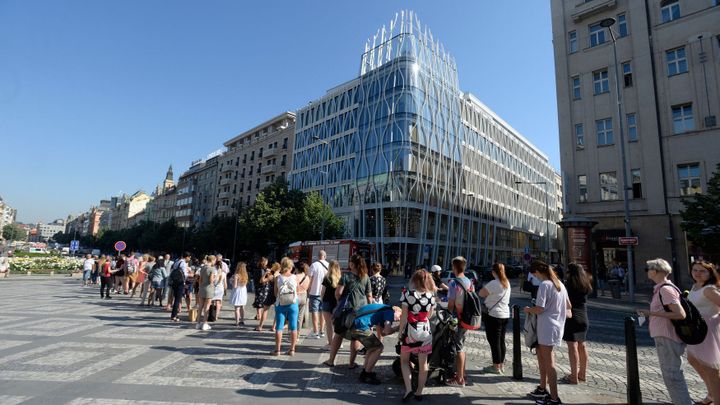 Na Primark se stojí fronty i týden po otevření. Od soboty může být uvnitř více lidí; Zdroj foto: ČTK