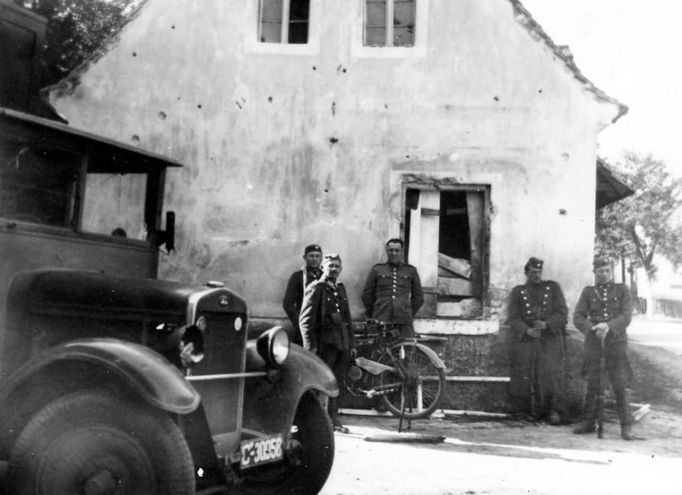 Část obránců celnice v Habarticích na Frýdlantsku, o kterou se rozhořel krvavý boj v časných ranních hodinách 20. září 1938. Tamní družstvo Stráže obrany státu odrazilo čtyři útoky několikanásobné přesily Sudetoněmeckého Freikorpsu. Mnozí z obránců byli zraněni, dozorce finanční stráže Ladislav Krásný byl zasažen střepinami ručního granátu do obličeje a přišel o zrak. Útočníci měli minimálně šestnáct raněných a dva mrtvé. (Vojenský historický ústav/Eduard Stehlík)