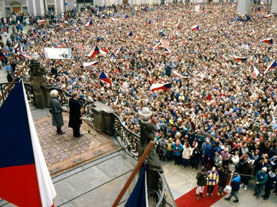 Nového prezidenta Václava Havla přišly 29. prosince 1989 pozdravit na Pražský hrad desítky tisíc lidí.