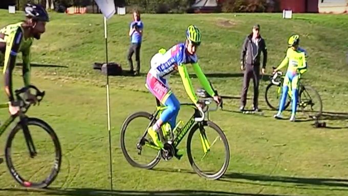Peter Sagan (žlutozelená přilba) hraje golf na silničním kole, jeho soupeřem je opět Vittorio Brumotti.