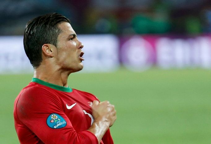 Portugalský fotbalista Cristiano Ronaldo slaví svůj druhý gól v utkání skupiny B s Nizozemskem na Euru 2012.