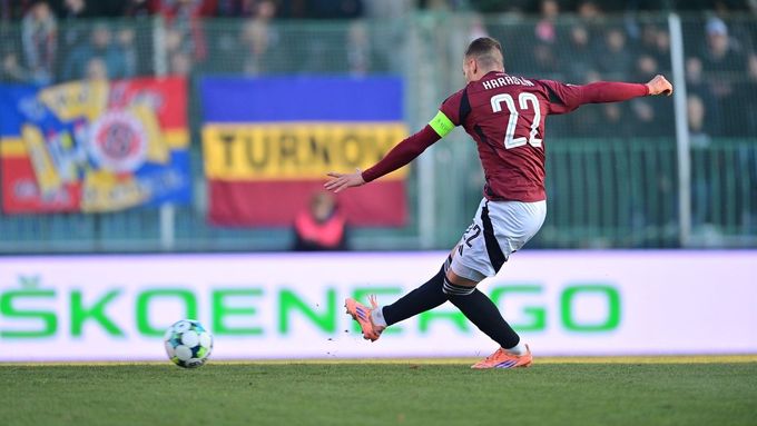 Lukáš Haraslín posílá Spartu z penalty nařízené za ruku do vedení v Mladé Boleslavi.