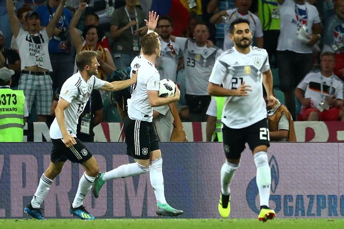 Marco Reus slaví gól v zápase Německo - Švédsko na MS 2018