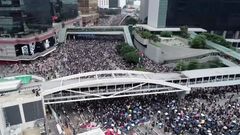 Záběry z dronu: protestující zaplnili ulice Hongkongu
