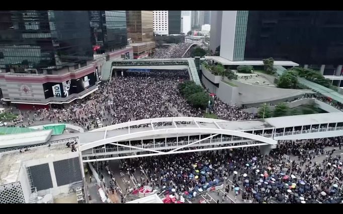 Záběry z dronu: protestující zaplnili ulice Hongkongu