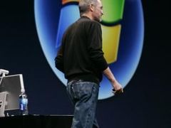 Šéf firmy Apple Steve Jobs představil na meetingu této společnosti projekt, kterým se ještě více propojuje operační systém počítačů Macintosh s Windows. Firmy Apple a Microsoft patřily po desetiletí k urputným soupeřům, nyní je možné zisky z kooperace přinutily spolupracovat.