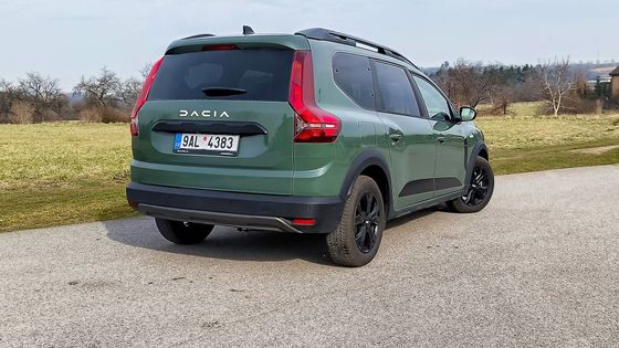 Střídmé hody i doprovody. Sedmimístná Dacia Jogger stále nabízí jen to nejnutnější