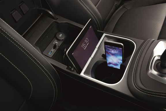 V Jaguaru si uvědomují, že řidiče často trápí, kam si má při jízdě odložit mobil nebo jiná zařízení. E-Pace má být v tomto směru praktický.
