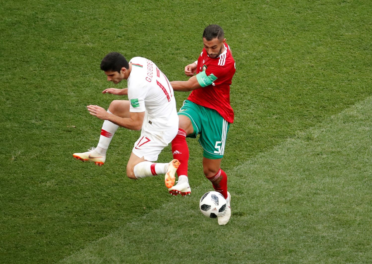 Goncalo Guedes a Mahdí Benatía v zápase Portugalsko - Maroko na MS 2018