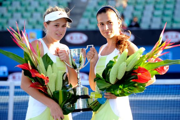 Jana Čepelová a Chantal Škamlová, vítězky juniorky Australian Open v roce 2010.