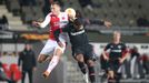 Jan Bořil a Leon Bailey v zápase Evropské ligy Slavia Praha - Bayer Leverkusen