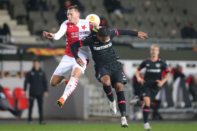 Jan Bořil a Leon Bailey v zápase Evropské ligy Slavia Praha - Bayer Leverkusen