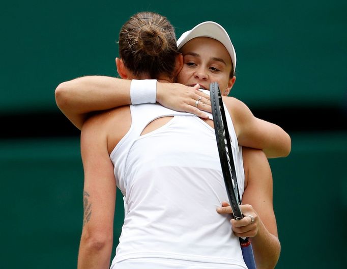 Karolína Plíšková a Ashleigh Bartyová na Wimbledonu 2021