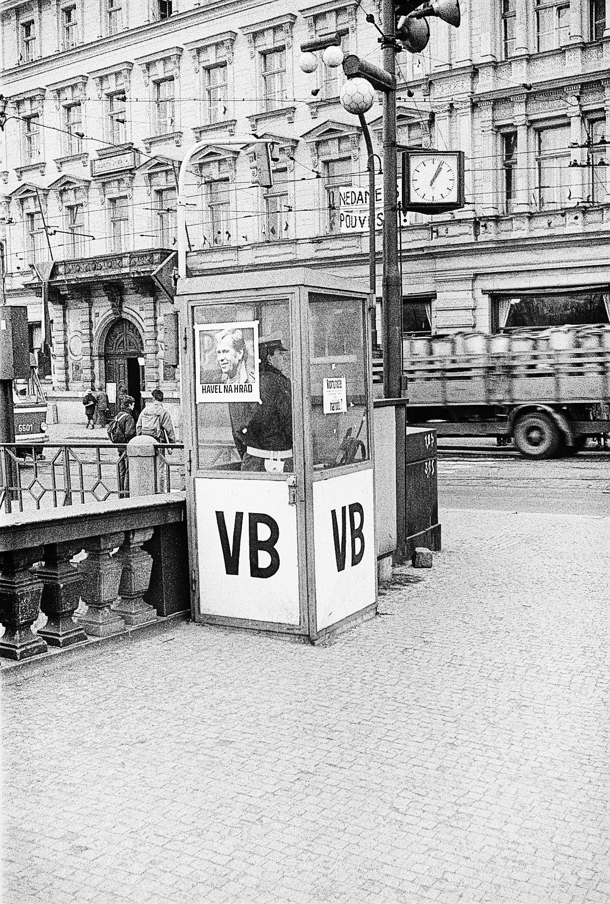 Jednorázové užití / Fotogalerie / Unikátní fotografie ze zákulisí Václava Havla z období Sametové revoluce