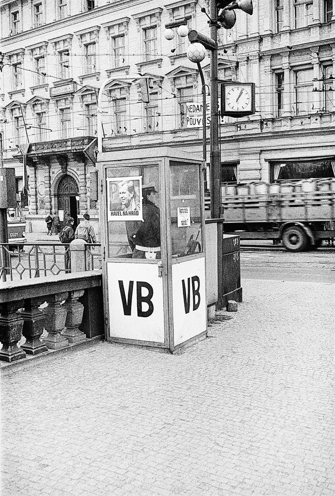 Unikátní fotografie ze zákulisí Václava Havla z období Sametové revoluce. Období mezi léty 1989-90.