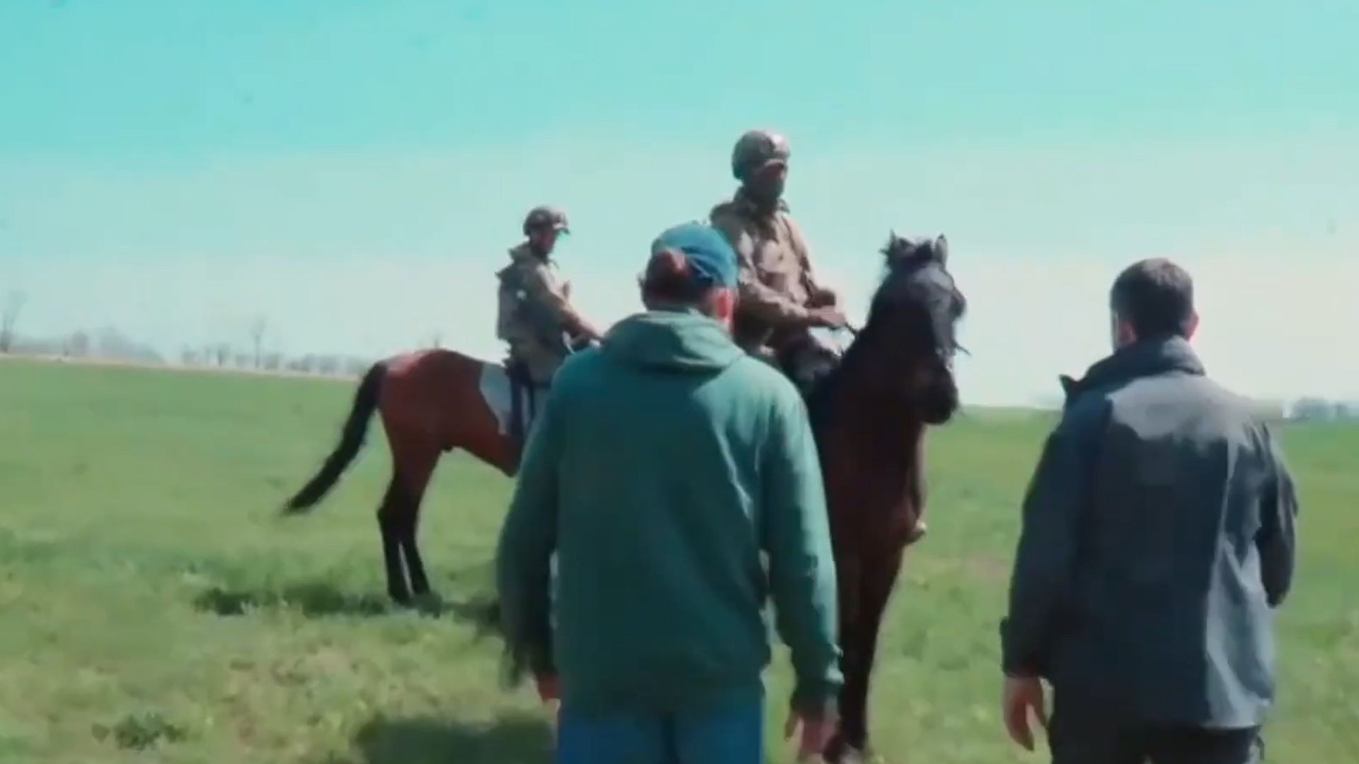 První jezdec "řídí" koně, druhý střílí z kalašnikovu. Rusové trénují nový typ útoku