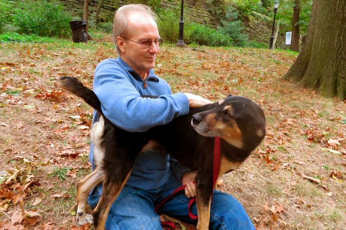 William Hurt se svou fenkou Lucy v newyorském parku Riverside, 2013.