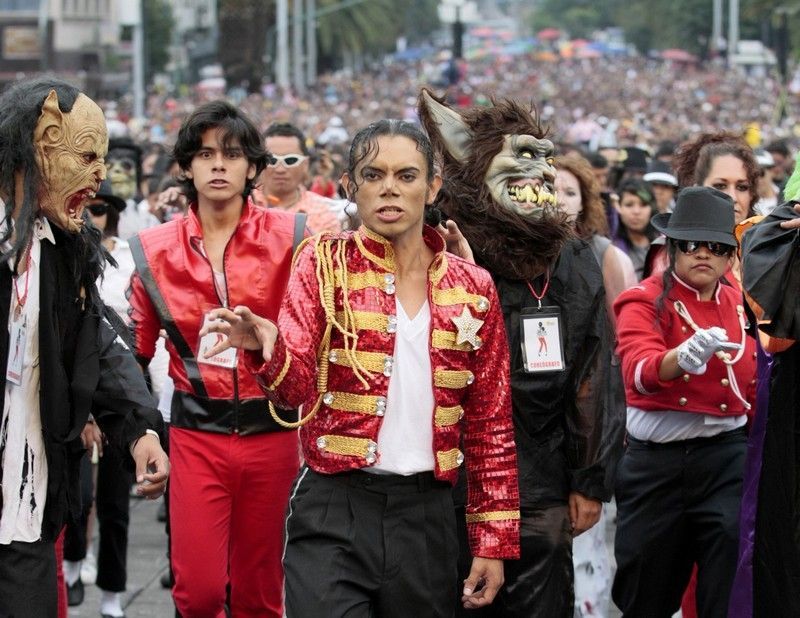 Choreografie k písni "Thriller" v podání imitátora Hectora Jacksona a dalších fanoušků.