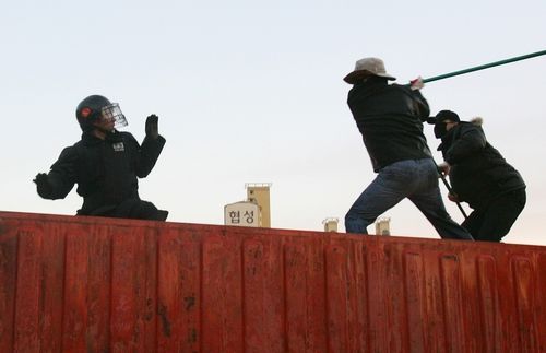 Korejští protestanti útočí na policistu