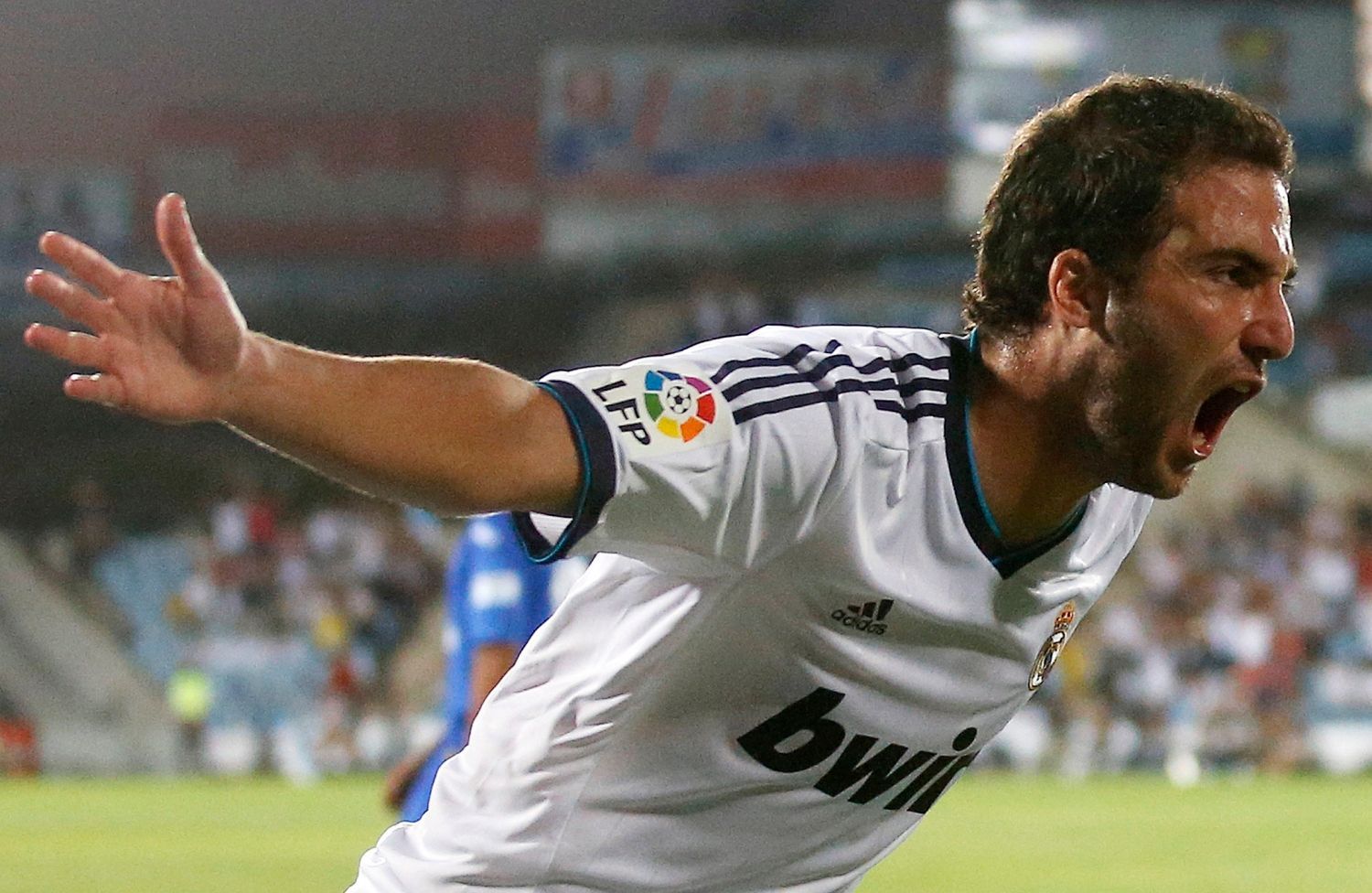 Fotbalista Realu Madrid Gonzalo Higuain slaví svůj gól v utkání La Ligy 2012/13 s Getafe.