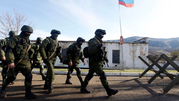 Ruští vojáci při anexi Krymu v roce 2014.