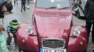 Citroën 2CV, lidově zvaný Kachna podle jeho měkkého odpružení, díky němuž se vůz při nerovnostech kolébal ze strany na stranu jako kachna. Vůz vyráběla francouzská automobilka Citroën od roku 1948 až do roku 1990.