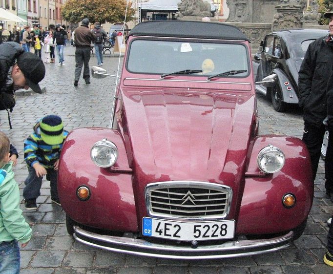 Citroën 2CV, lidově zvaný Kachna podle jeho měkkého odpružení, díky němuž se vůz při nerovnostech kolébal ze strany na stranu jako kachna. Vůz vyráběla francouzská automobilka Citroën od roku 1948 až do roku 1990.